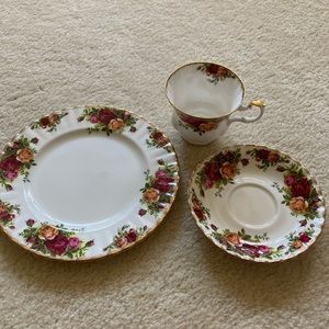 Royal Albert Bone China.   Country Roses pattern.   4 pieces. See all pics